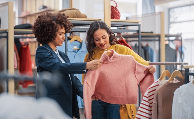 Young,Female,Customer,Shopping,In,Clothing,Store,,Retail,Sales,Associate