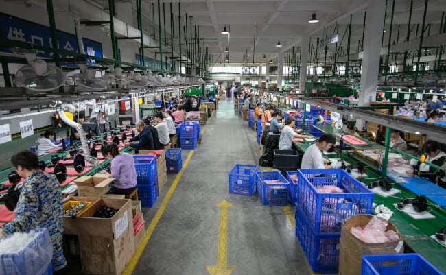 Jiujiang,,China,-,May,14,,2022:,Workers,Assemble,An,Electric