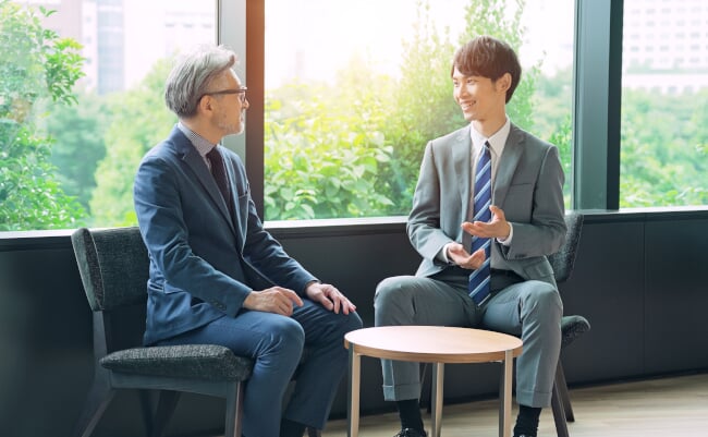 Group,Of,Businessperson,Consulting,In,The,Office.