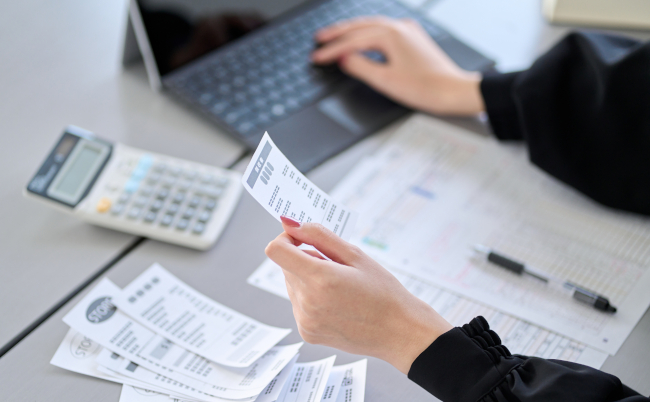 Asian,Woman,Entering,Expenses,In,Accounting,Software