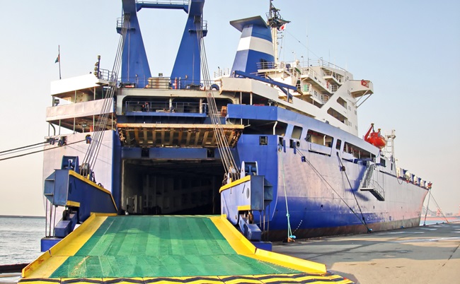 Ro-ro,Is,A,Specialized,Vessel,For,Transporting,Vehicles,And,Containers