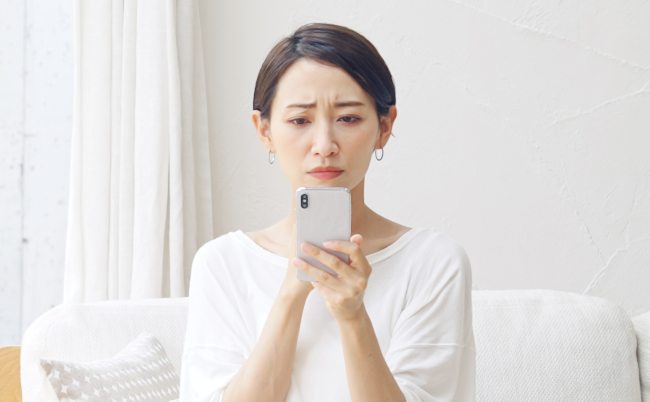 Asian,Middle,Aged,Woman,Using,A,Smart,Phone,In,The