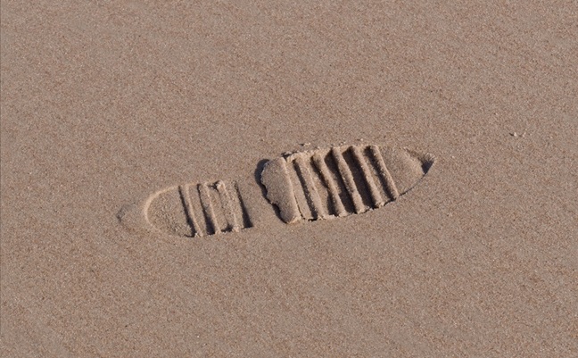 Shoe,Print,On,The,Beach,Sand