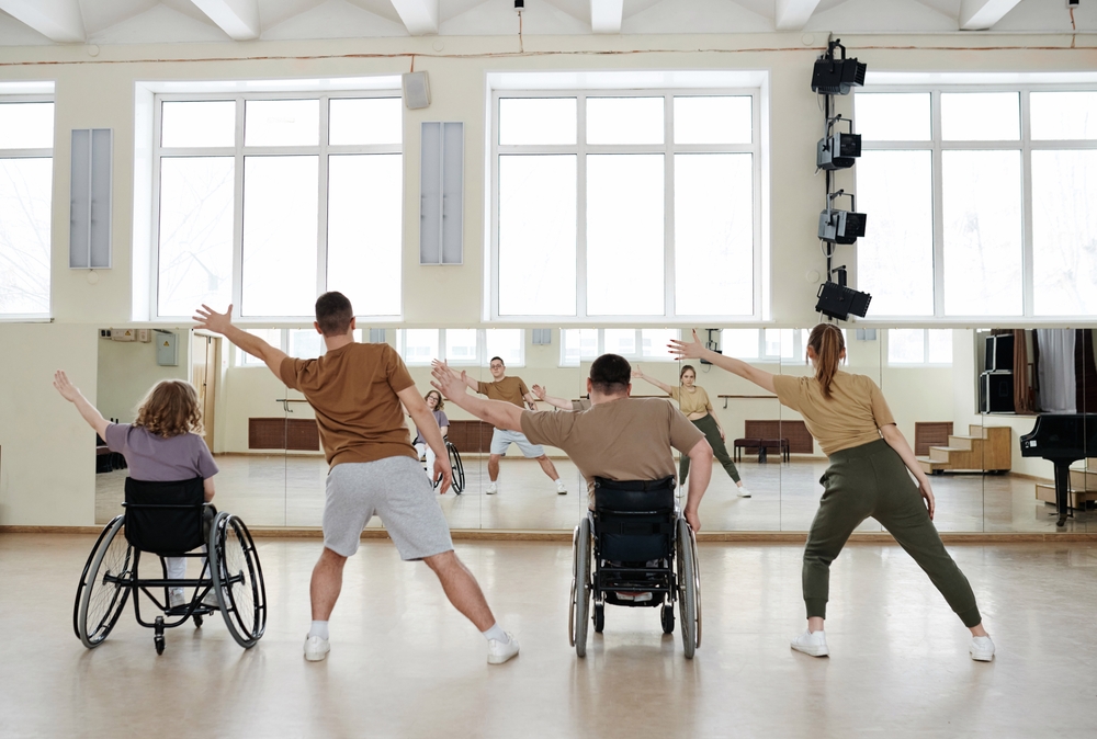 Rear,View,Of,Four,Diverse,Men,And,Women,Practicing,Dance