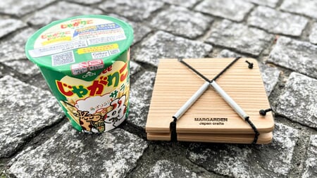 スマホの約半分の軽さで、手のひらサイズの木製テーブル。このギミック