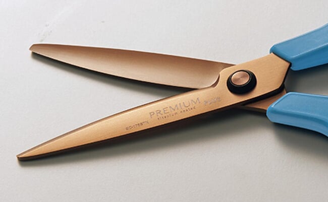 段ボールもサクサク切れる。「フィットカットカーブ プレミアムチタン