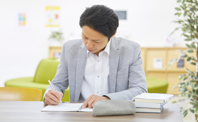 Asian,Man,Studying,At,The,Library