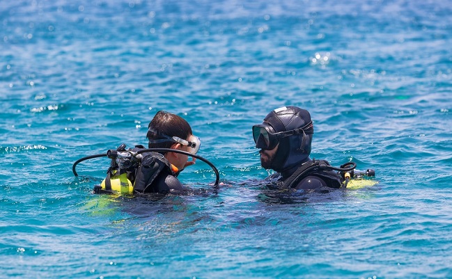Instructor,Giving,Scuba,Diving,Lessons,To,A,Kid.,Scuba,Diving