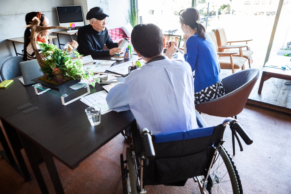 Online,Meeting,At,Diversity,Company,Where,Young,Employees,In,Wheelchairs