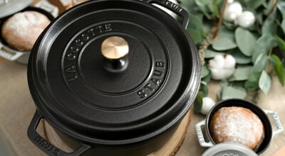 ストウブ「万能ホーロー鍋」が驚きの40％OFF。食材を入れて煮るだけ