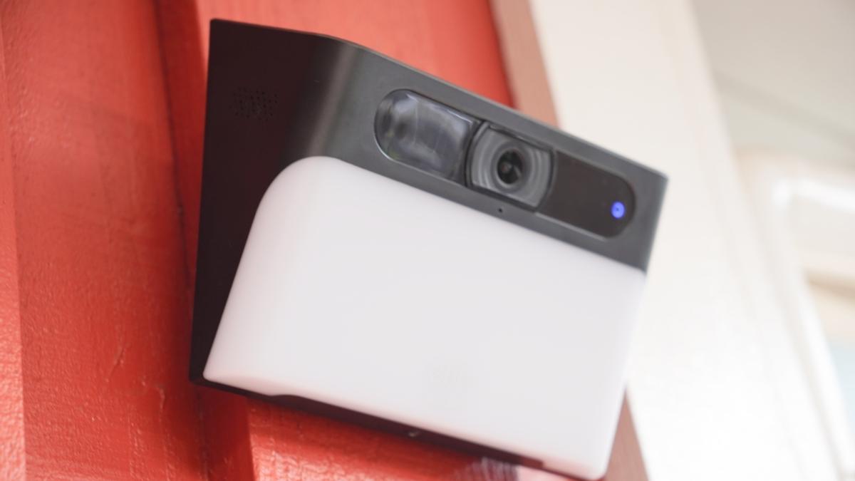 Ankerの「センサーライト一体型の防犯カメラ」なら配線不要！ 外出先