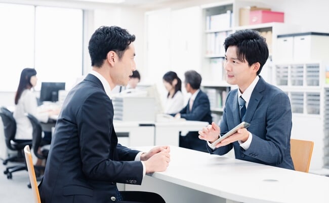 Male,Staff,Using,A,Tablet,To,Guide,Customers,At,The