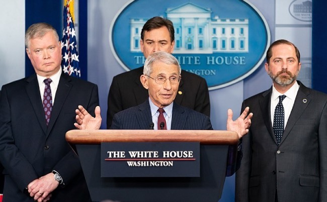 2020年3月、ホワイトハウスで Covid-19 について記者会見を行うアンソニー・ファウチ博士（中央・83）。今後、トランプ大統領とケネディ厚生長官に“疑惑”を徹底追及されるのは必至だ（画像出典：The White House from Washington, DC, Public domain, via Wikimedia Commons | 引用・キャプションは編集部）