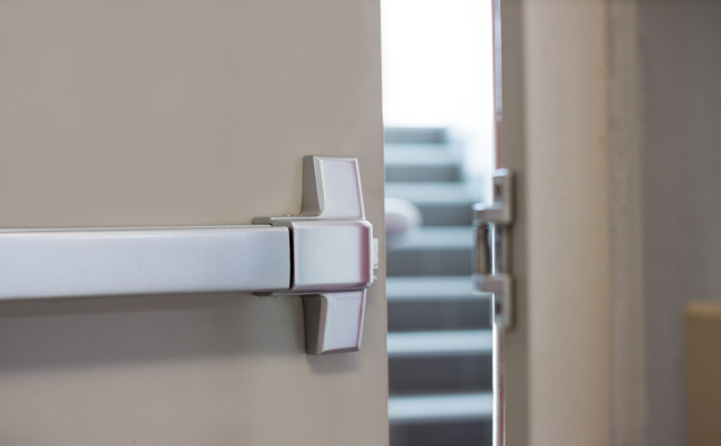 Emergency,Fire,Exit,Door.,Push,Bar,And,Rail,For,Panic