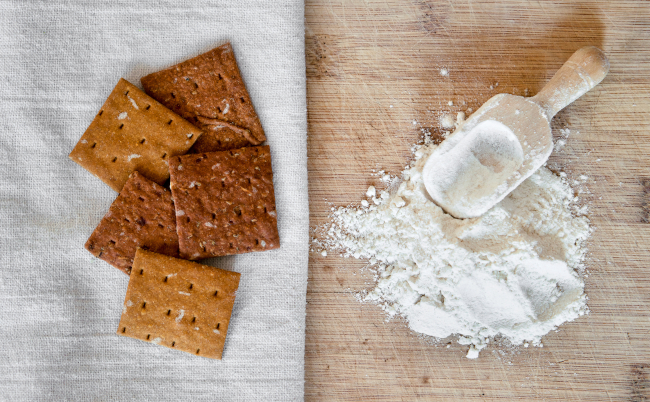 Cricket,Insect,Crackers,Snack,And,Cricket,Flour,For,Eating,As