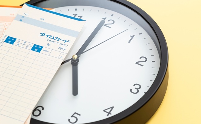 Wall,Clock,And,Time,Card,On,A,Yellow,Background.,Translation: