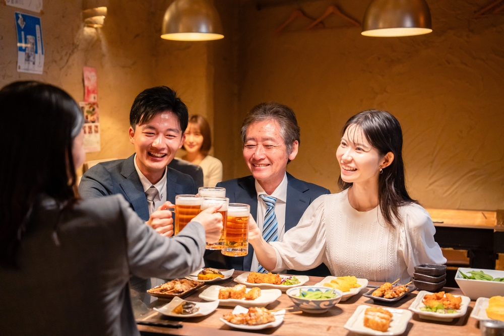 Male,And,Female,Business,People,Toasting,At,A,Tavern