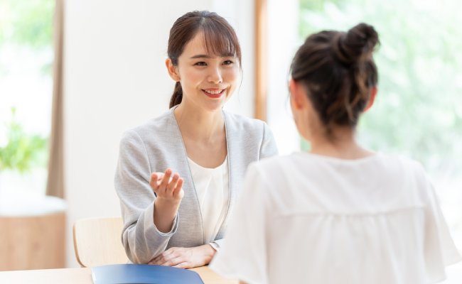 Asian,Businesswomen,Meeting,At,Living,Room
