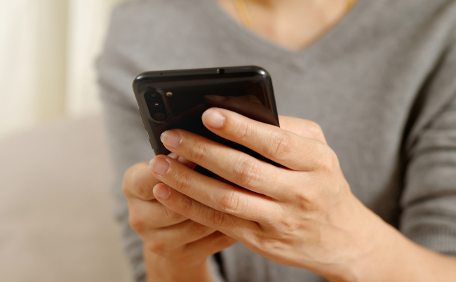 Woman,Is,Playing,Games,On,Smart,Phone