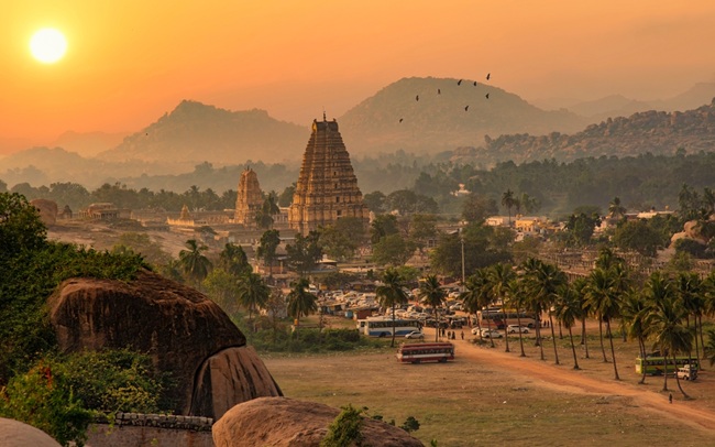 Historic,Virupaksha,Temple,With,Scenic,Hampi,Landscape,And,Cityscape,At