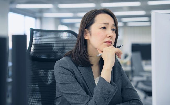 Asian,Woman,Worrying,In,Office.