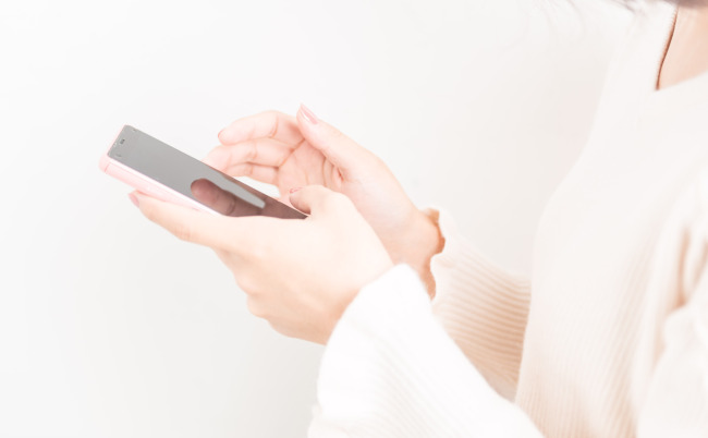 Japanese,Woman,Holding,Smartphone