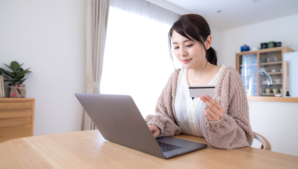 Young,Woman,Using,Credit,Card.