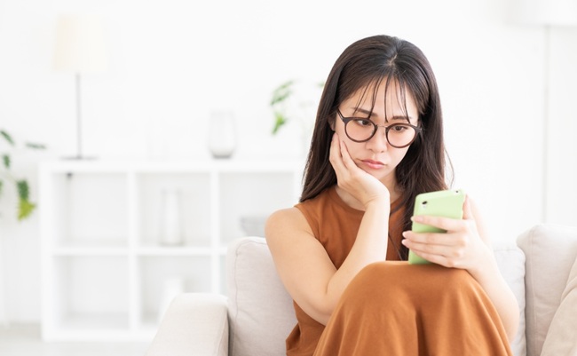 Young,Attractive,Asian,Woman,Using,A,Smartphone,trouble