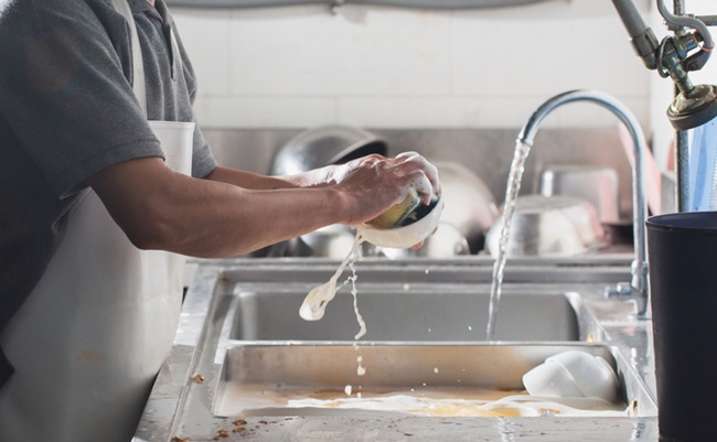Man,Washing,Dish,In,Sink,At,Restaurant.people,Are,Washing,The