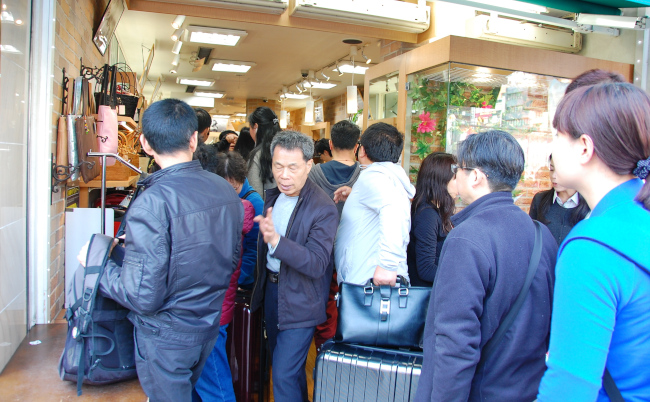 Ginza,Tokyo,,April,17,2015:,Chinese,Tourists,Making,A,Line