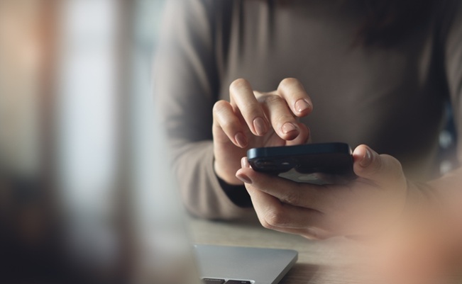 Close,Up,,Business,Woman,Using,Mobile,Phone,With,Laptop,Computer