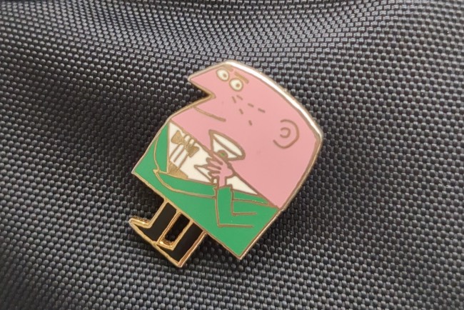 柳原良平さんが生み出したキャラクター「アンクルトリス」のピンバッヂ