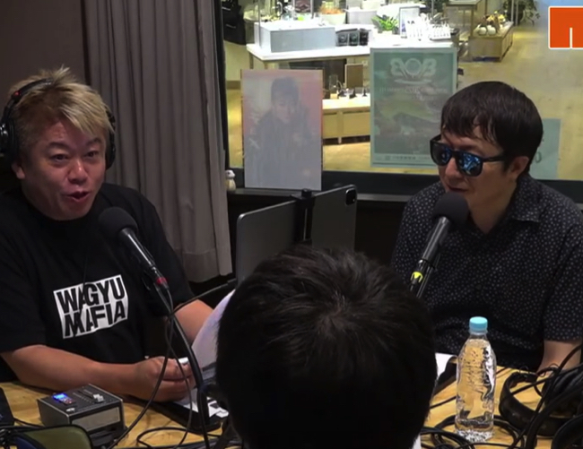 (左)堀江貴文さん、(右)wakaさん