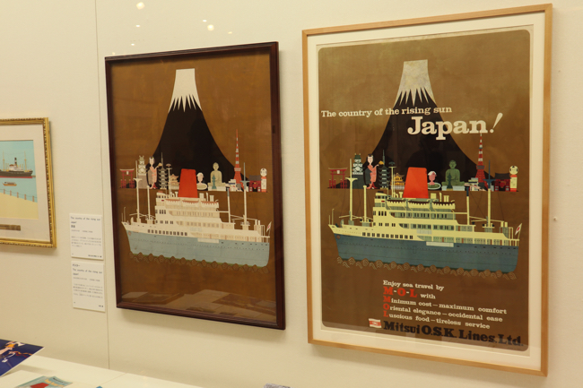 横浜みなと博物館で開催中の展覧会「柳原良平没後10年　企画展「柳原良平をかたちづくるもの―船・アンクルトリス・そして横浜」」会場より、柳原良平さんが商船三井からの依頼で作成したポスター。原画と並べて展示されている