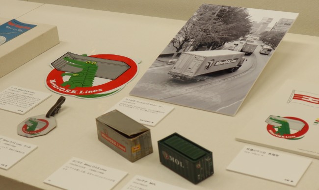 横浜みなと博物館で開催中の展覧会「柳原良平没後10年　企画展「柳原良平をかたちづくるもの―船・アンクルトリス・そして横浜」」会場より、柳原良平さんが商船三井からの依頼で作成したアリゲーターマーク