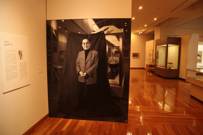 横浜みなと博物館で開催中の展覧会「柳原良平没後10年　企画展「柳原良平をかたちづくるもの―船・アンクルトリス・そして横浜」」会場より、柳原良平さんの生前のポートレイト