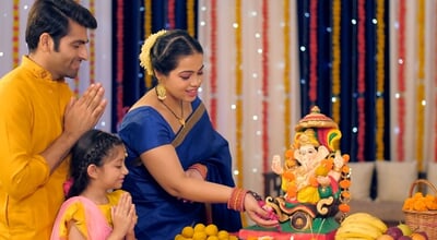Beautiful,Indian,Woman,Worshipping,Lord,Ganesha,With,Pooja,Ki,Thali
