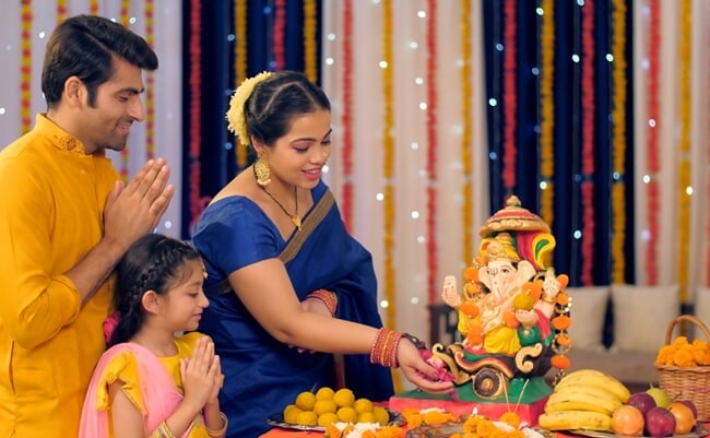 Beautiful,Indian,Woman,Worshipping,Lord,Ganesha,With,Pooja,Ki,Thali