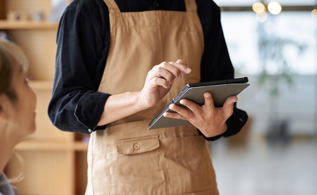 Asian,Male,Clerk,Taking,Orders,At,A,Cafe