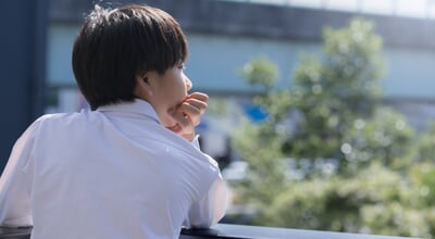 Junior,High,School,Students,Looking,Up,At,The,Sky,From