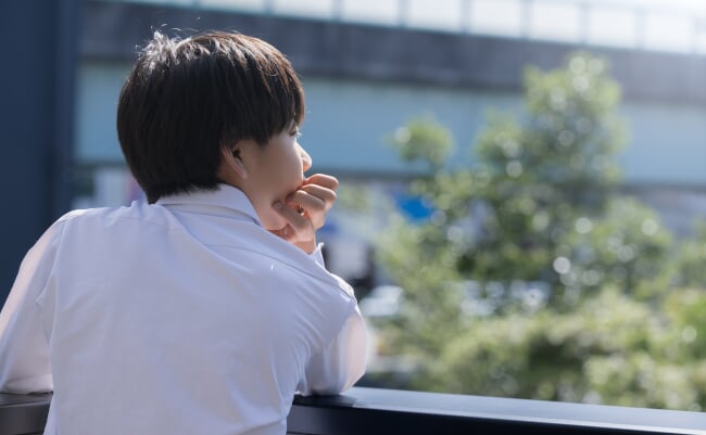 Junior,High,School,Students,Looking,Up,At,The,Sky,From