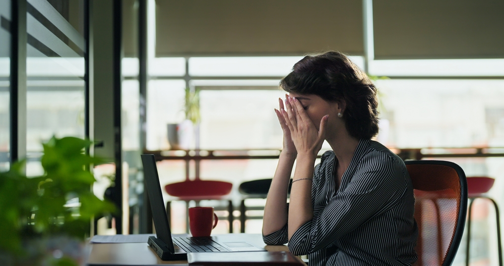 European,Angry,Tired,Woman,Sitting,On,Chair,Use,Laptop,Talking