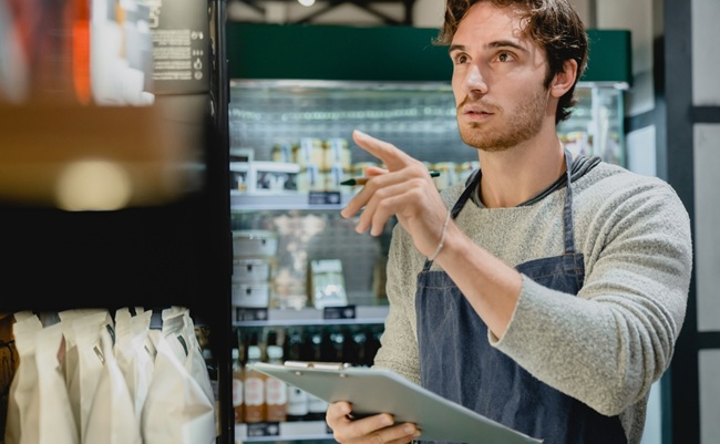 Caucasian,Handsome,Young,Shop,Assistant,Owner,Barista,Bartender,Waiter,Checking