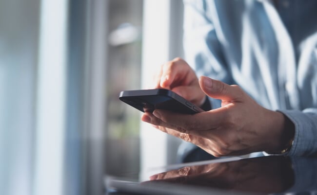 Close,Up,,Business,Woman,Using,Mobile,Smart,Phone,On,Glass