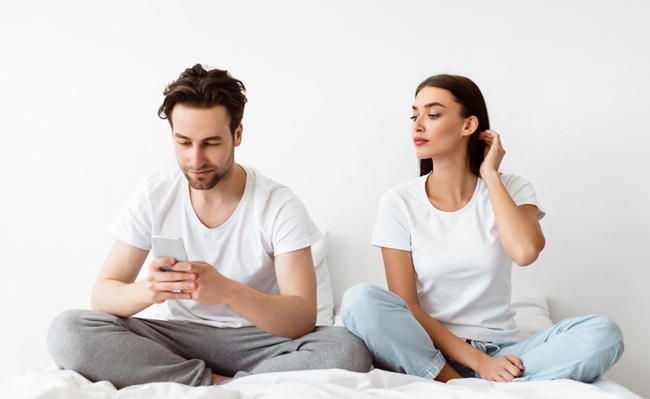Woman,Reading,Husband's,Phone,Messages,While,He,Texting,In,Social