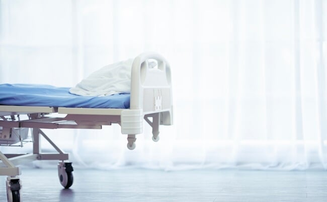 An,Empty,Adjustable,Patient,'s,Bed,Beside,Window,In,Hospital