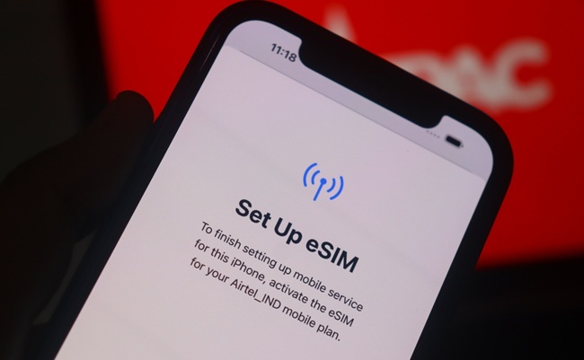 Set,Up,Esim,On,Iphone,Devices.,New,York,,Us,