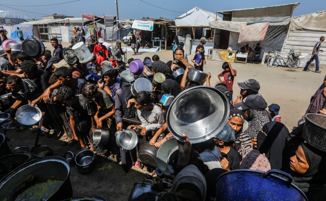 Palestinians,Receive,Hot,Meals,(tekkiyeh),From,A,Charity,Kitchen,,Distributed