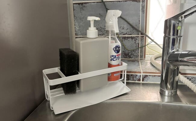 roomie_251007_yamazakizitsugyou_mizuganagareru-sponge-and-bottle-holder_14-1-scaled.jpg