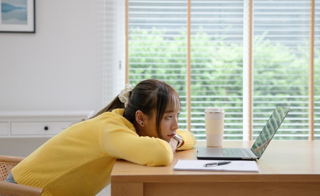 Asia,People,Young,Woman,Study,Hard,Brownout,Bored,Remote,Work